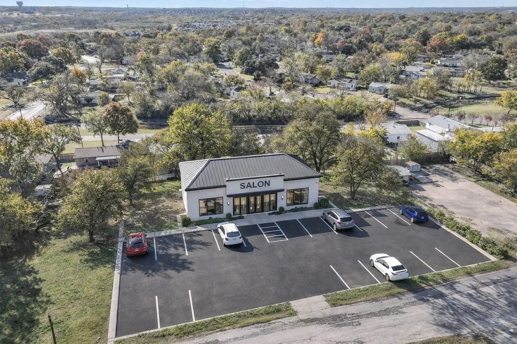 213 W Eldred Street, Burleson