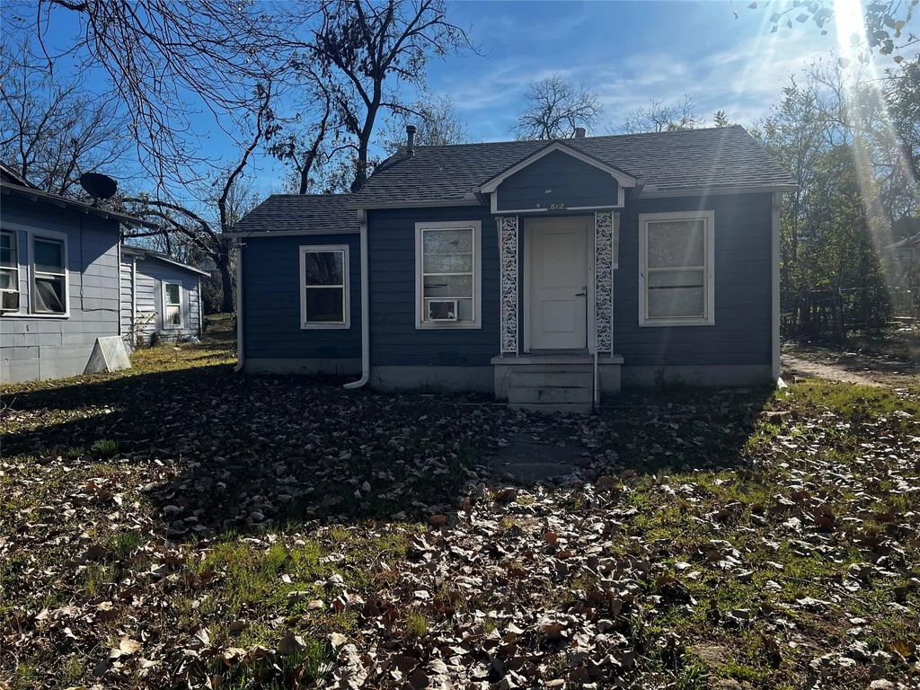 612 E Gandy Street, Denison