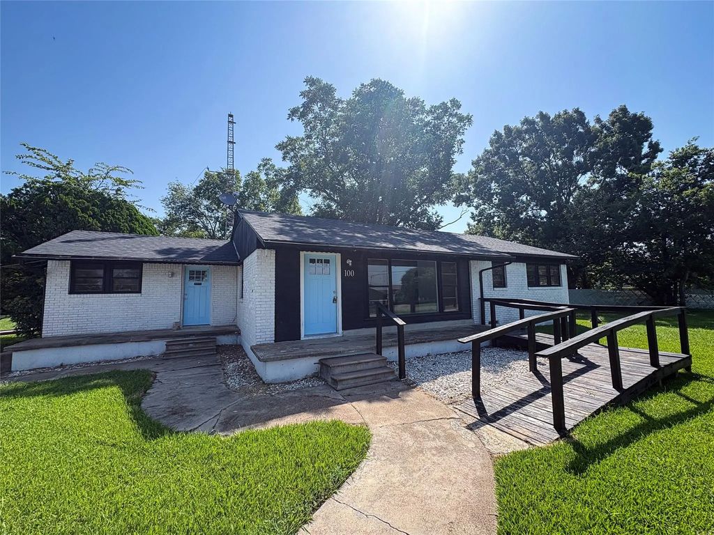 100 E Pecan Street, Gunter