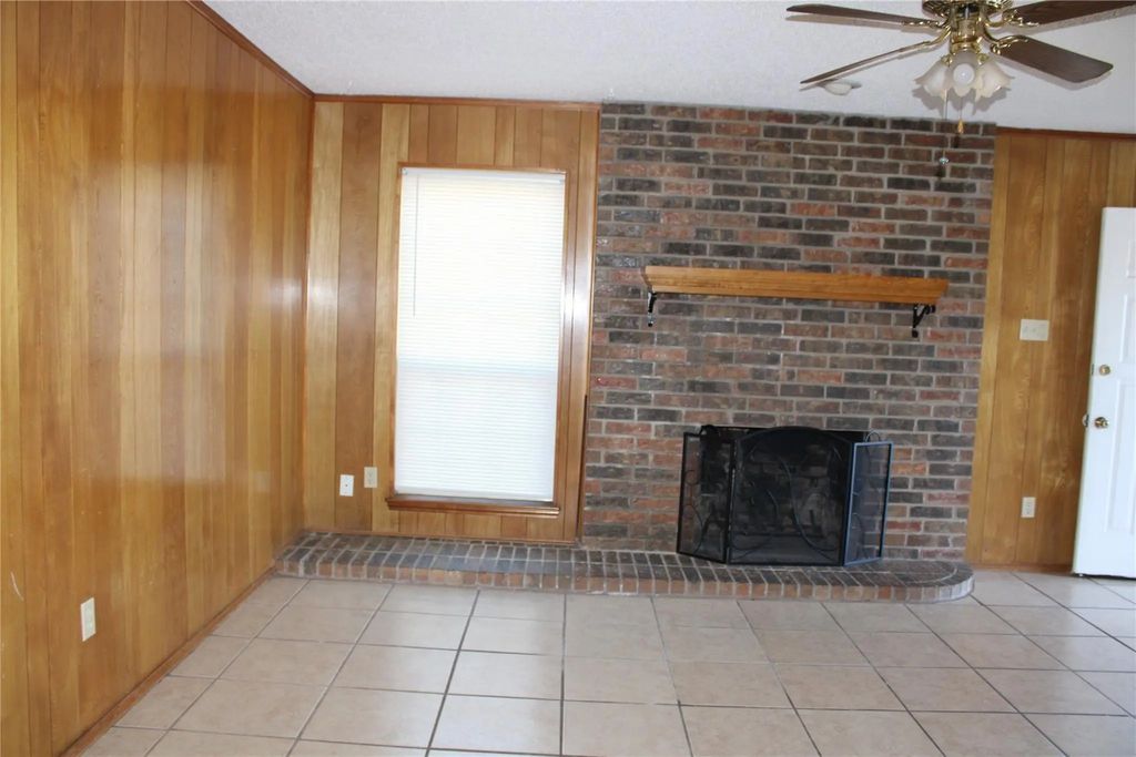 613 Renfro Street, Burleson