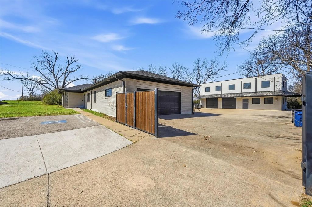 1927 W Arkansas Lane, Pantego