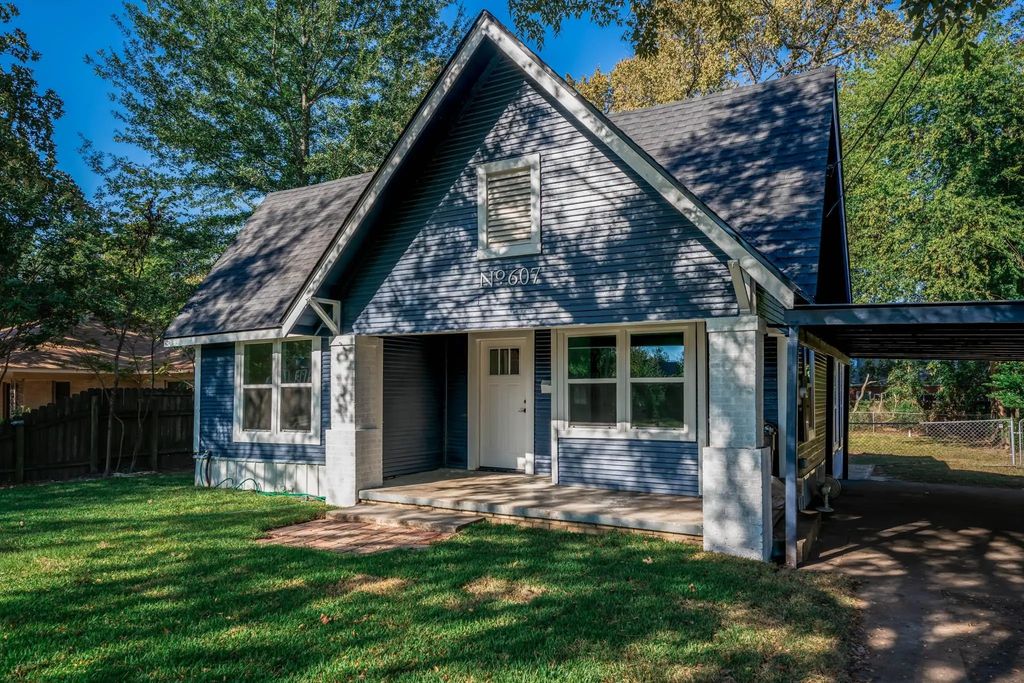 607 N Pacific Street, Mineola