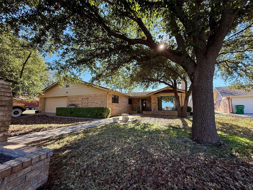 1401 W Hill Lane, Coleman