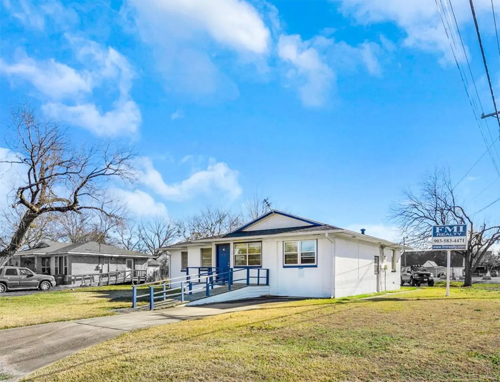200 E Russell Avenue, Bonham