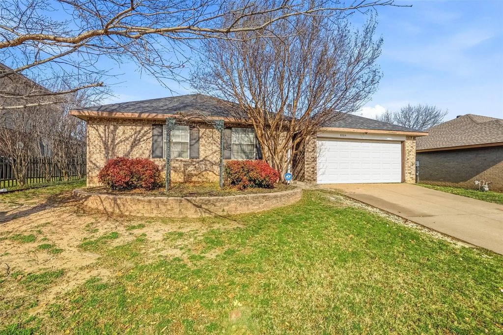 8304 Cloverglen Lane, Fort Worth