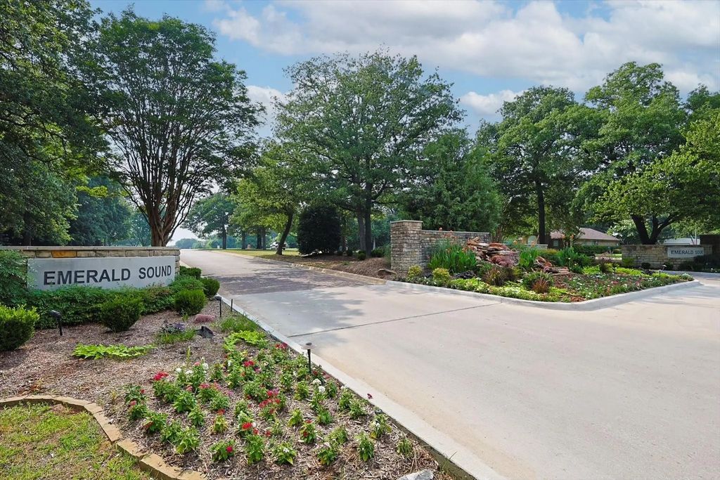 940 Emerald Sound Boulevard, Oak Point