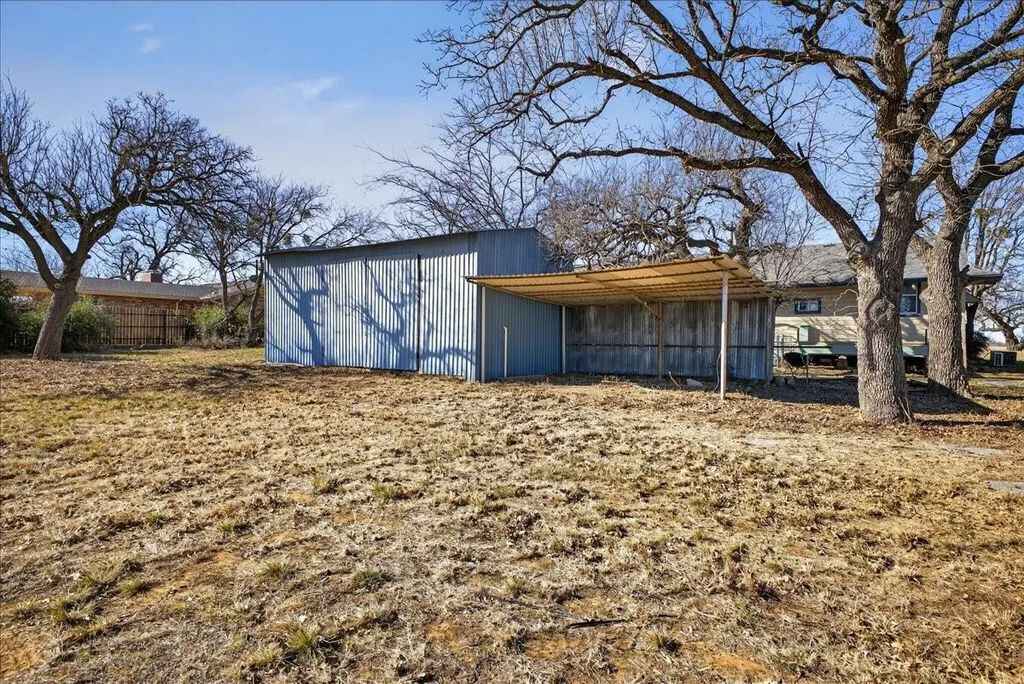 1117 W Live Oak Street, Jacksboro