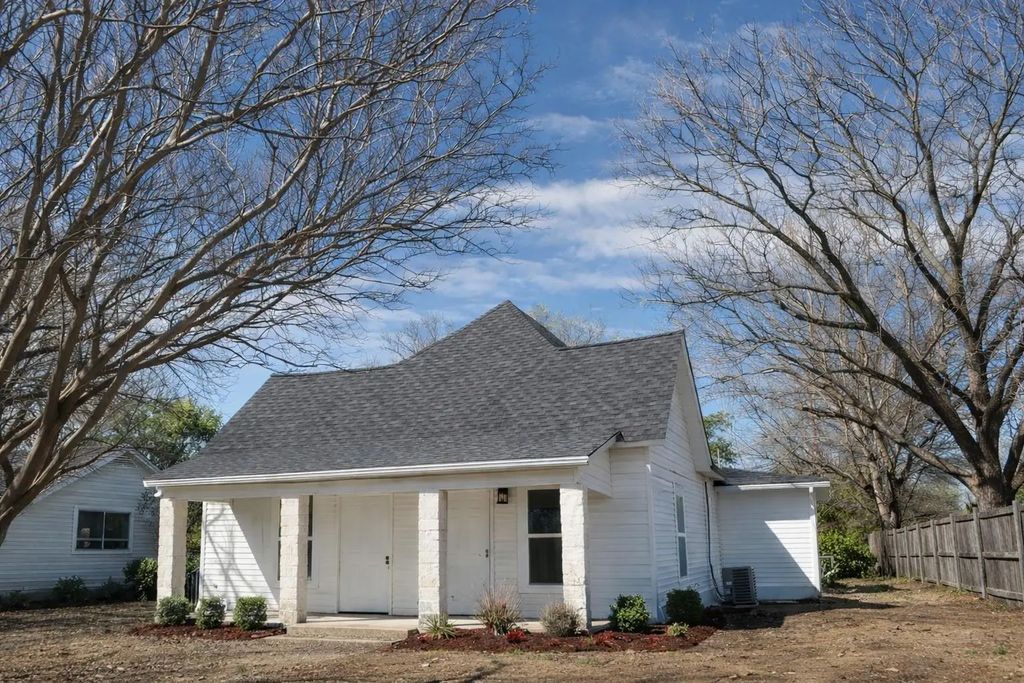 807 Kaufman Street, Waxahachie