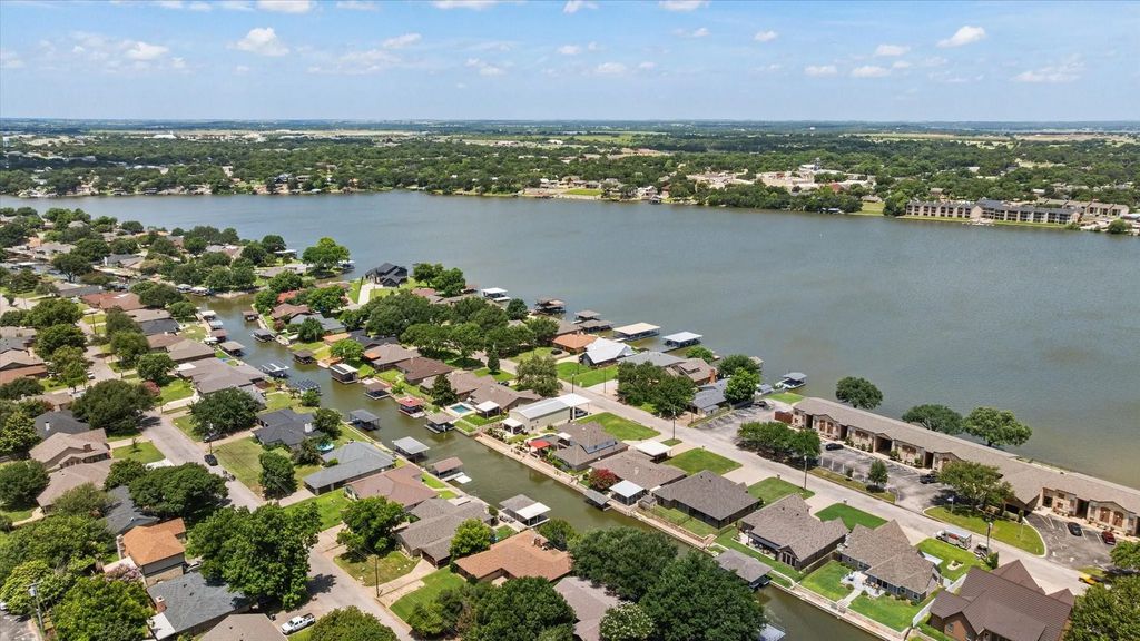 706 Tahiti Drive, Granbury