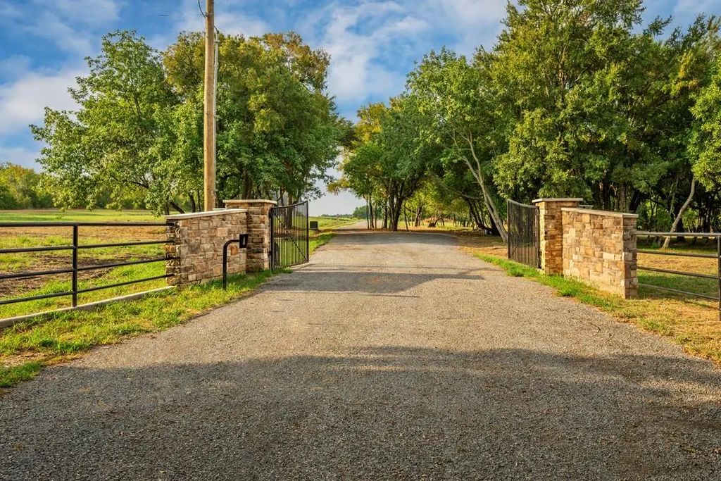 1015 Waters Edge Drive, Denison