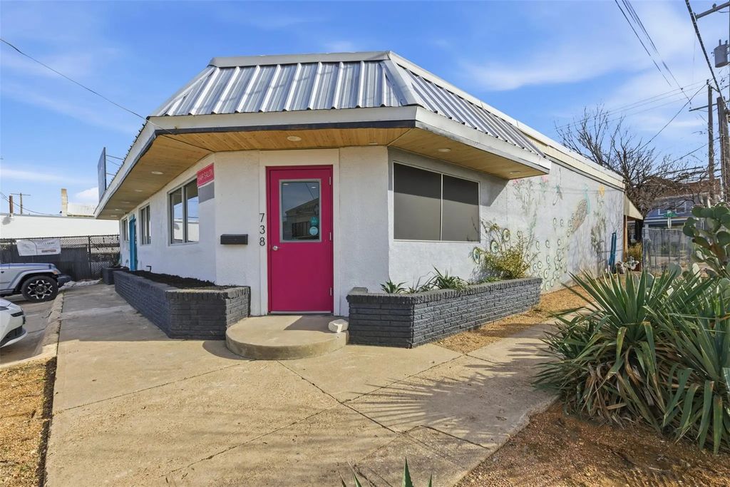 738 W Davis Street, Dallas