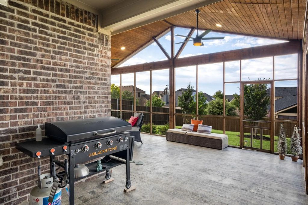 560 Winnetka Drive, Oak Point