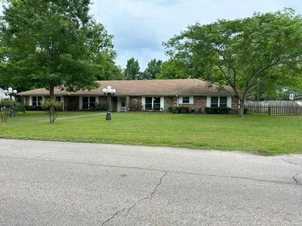 102 E Crockett Street, De Kalb
