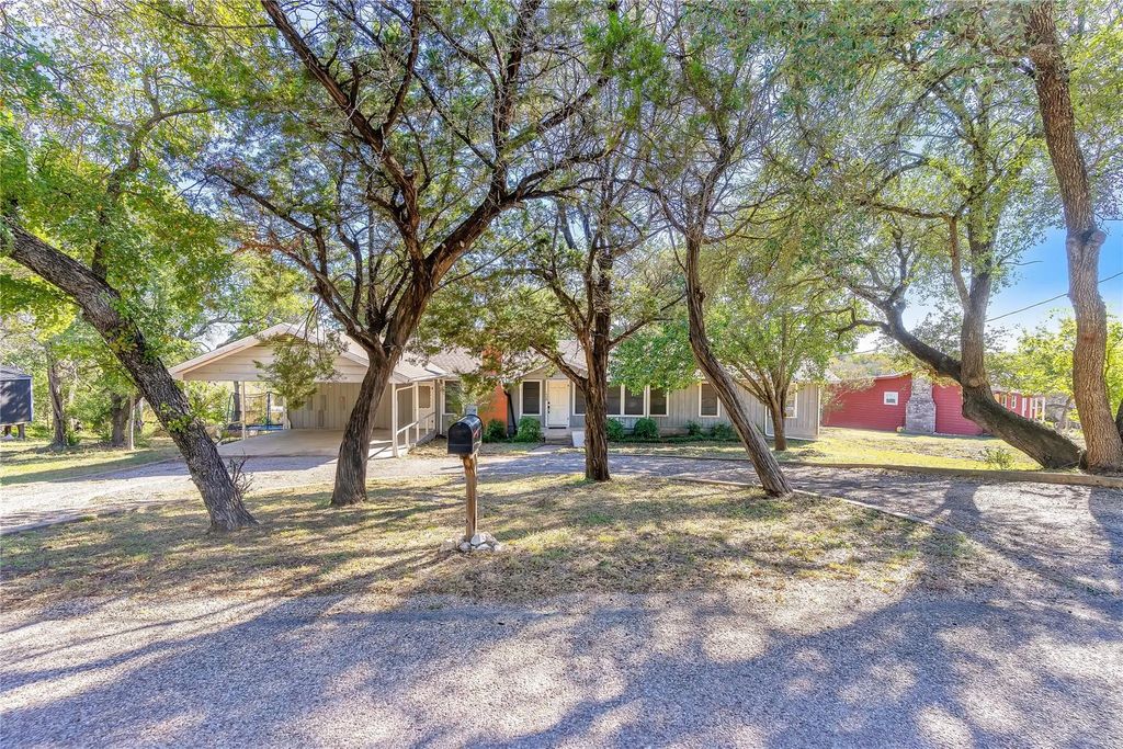 488 County Road 1600, Clifton