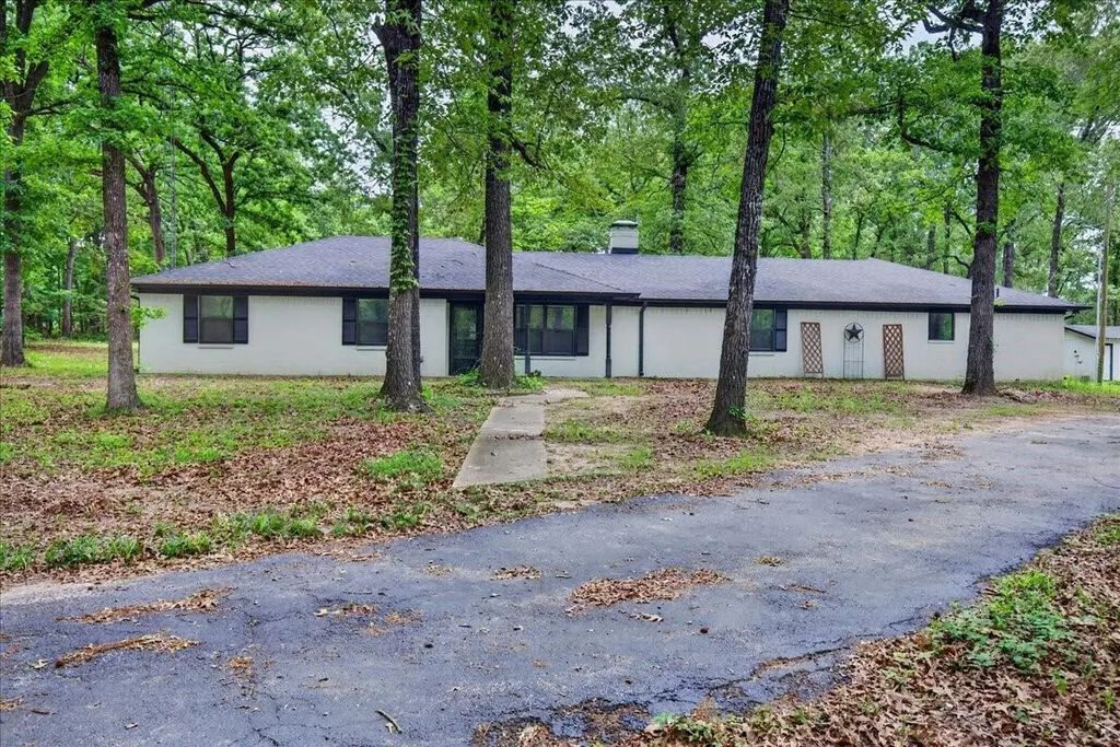 1051 County Road 2620, Mineola