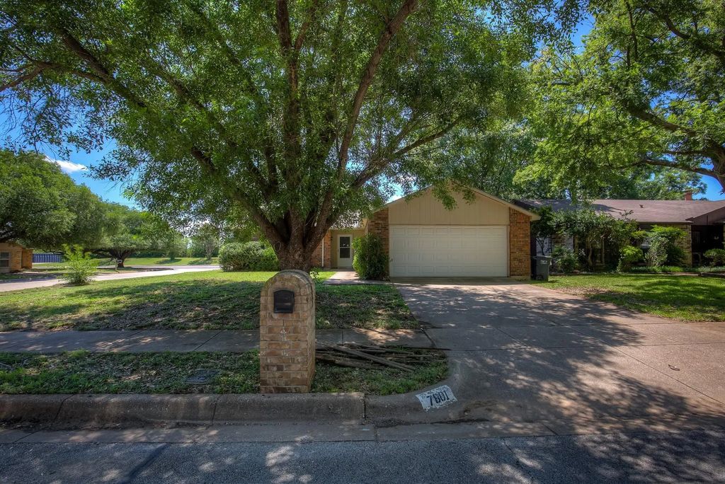 7801 Summerglen Road, Fort Worth