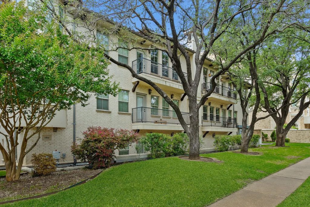 5801 Hillcrest Avenue 06, University Park