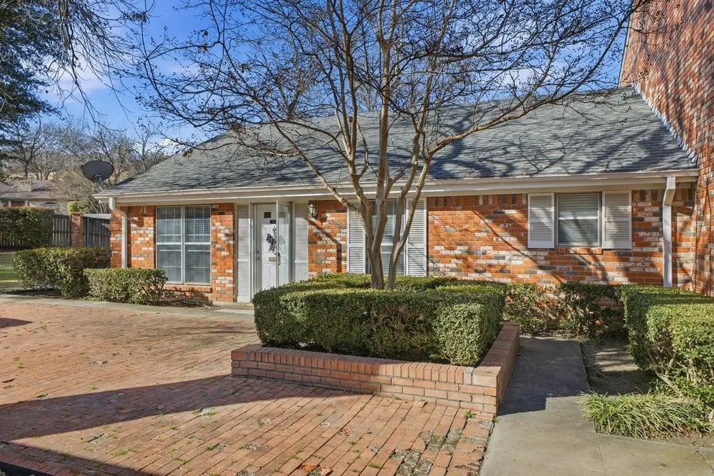 907 Roaring Springs Road, Fort Worth