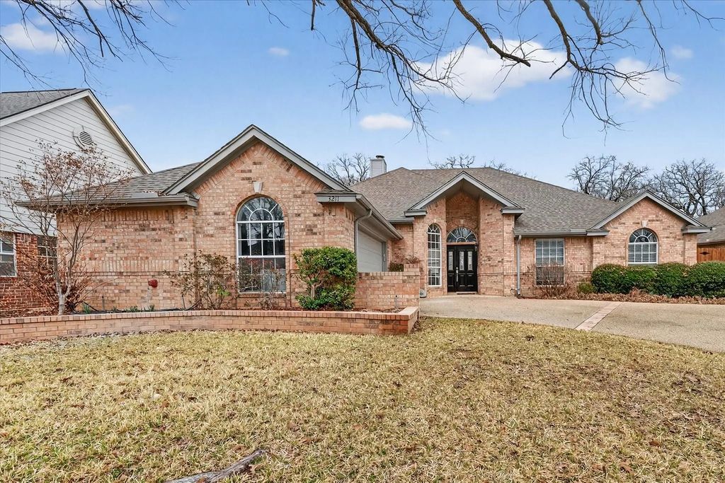 3211 Summergrove Drive, Arlington