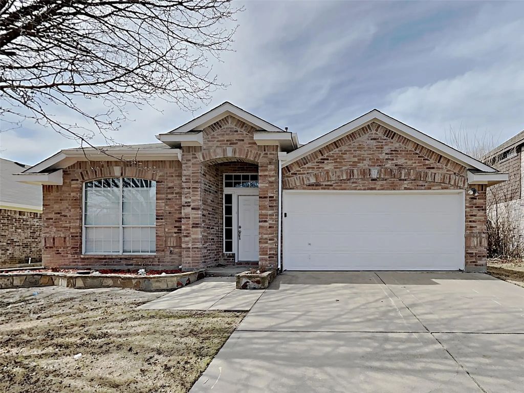 617 Oak Hollow Trail, Saginaw
