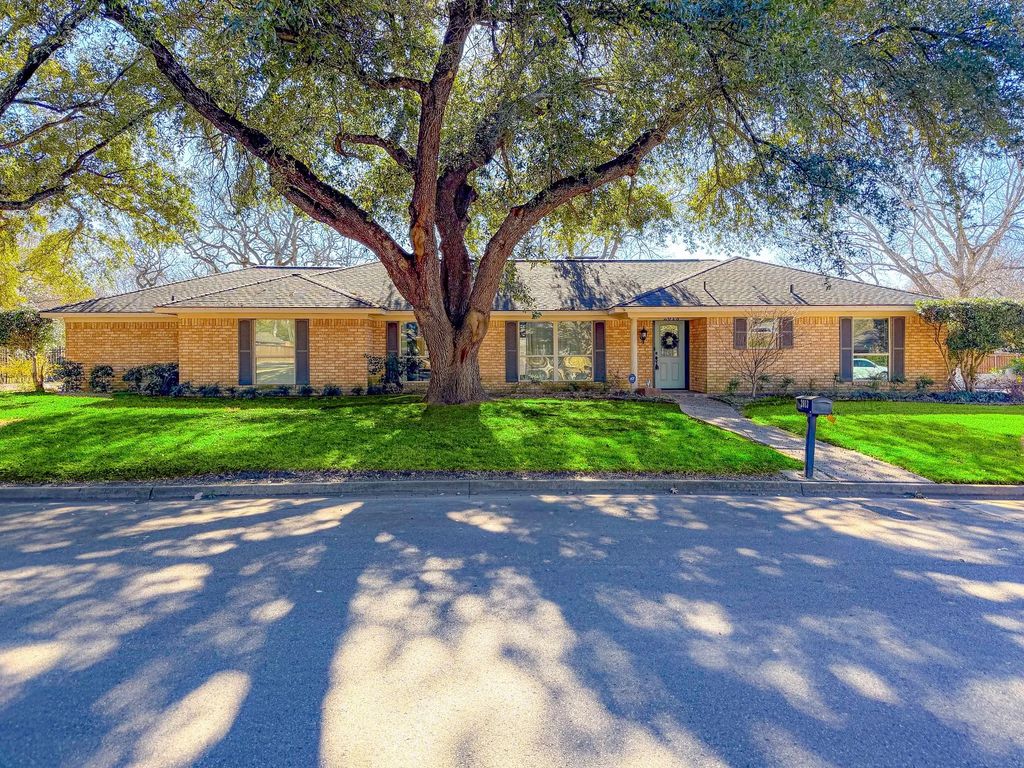 2013 Glenwood Circle, Corsicana