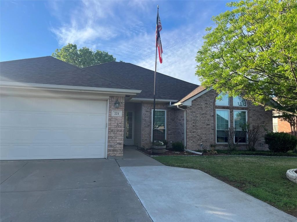 221 Rose Avenue, Cleburne