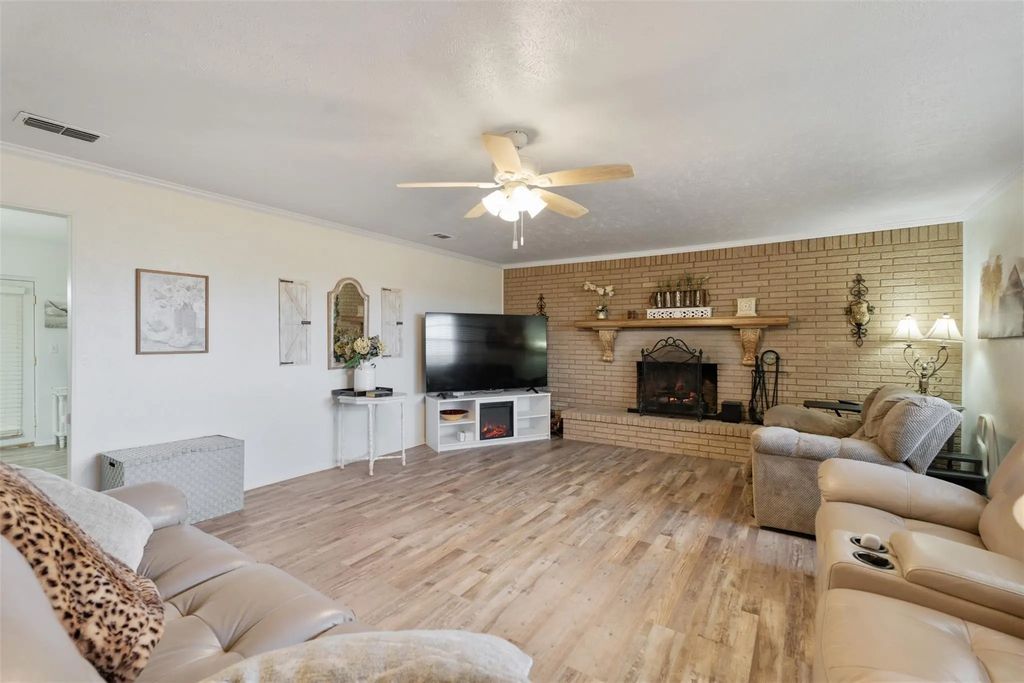201 Colonial Circle, Athens