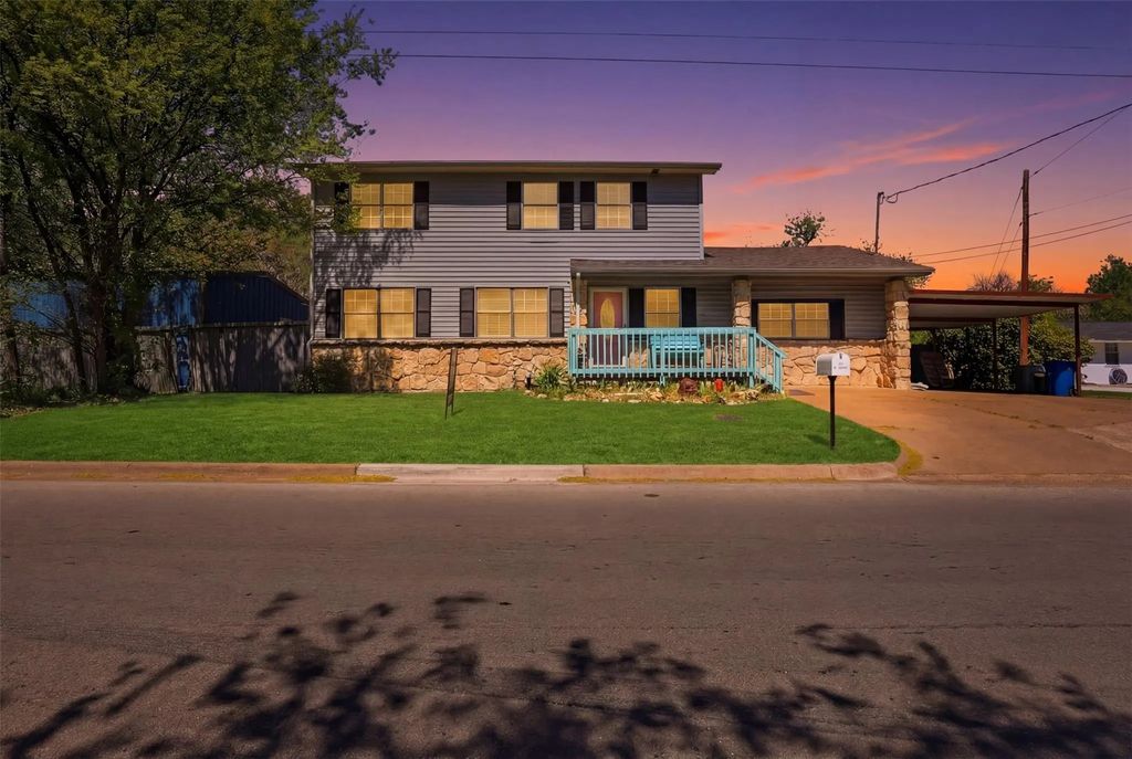 500 W Rucker Street, Granbury