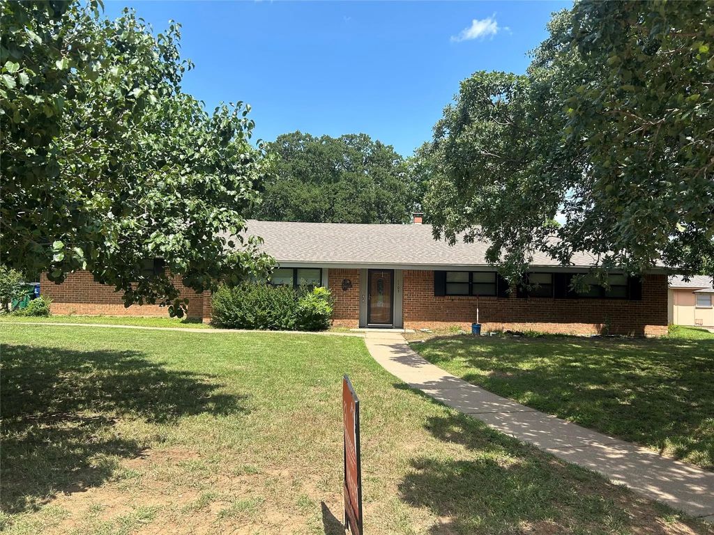 1103 Rolling Hills Drive S, Graham