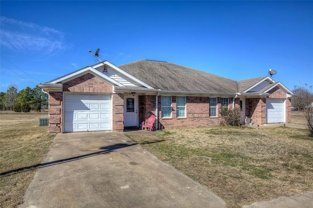 671 & 673 County Road 4116, Quitman