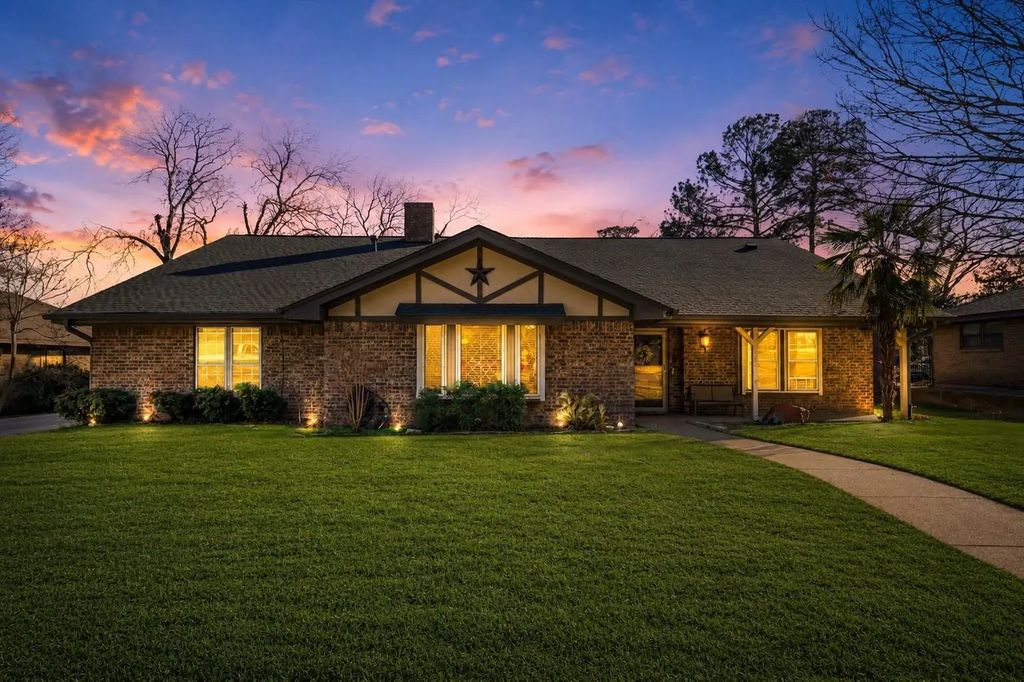 2206 Oak Forest Court, Arlington