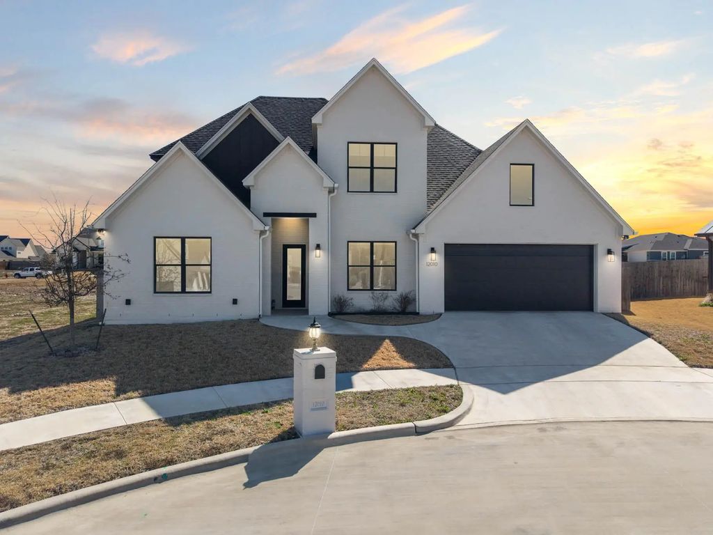 12010 Kenai Circle, Woodway