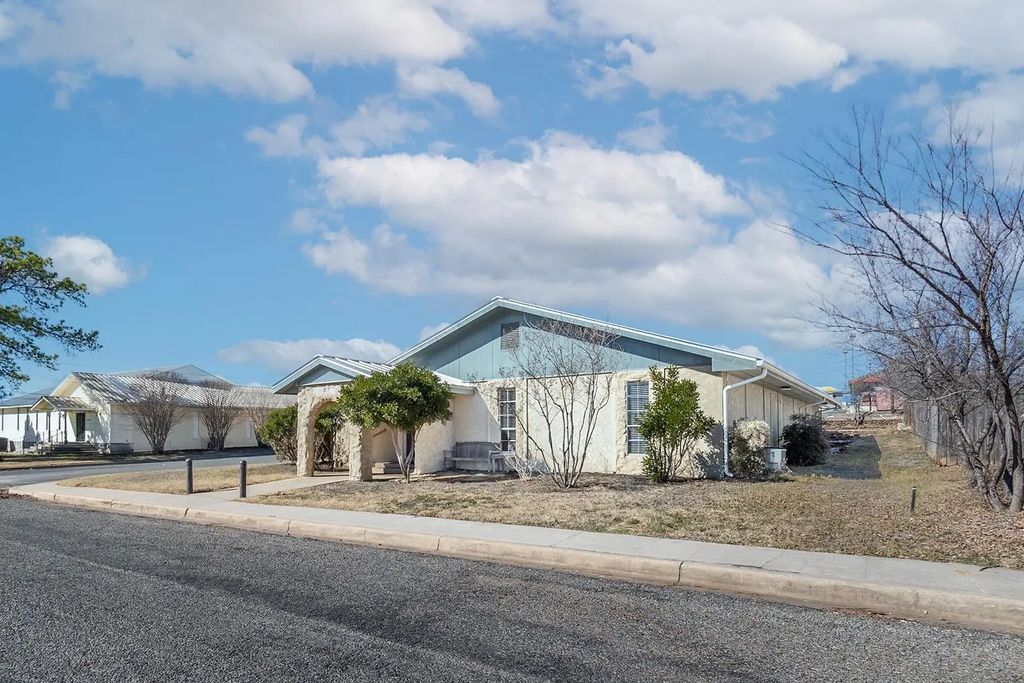 305 W Dallas Street, Llano