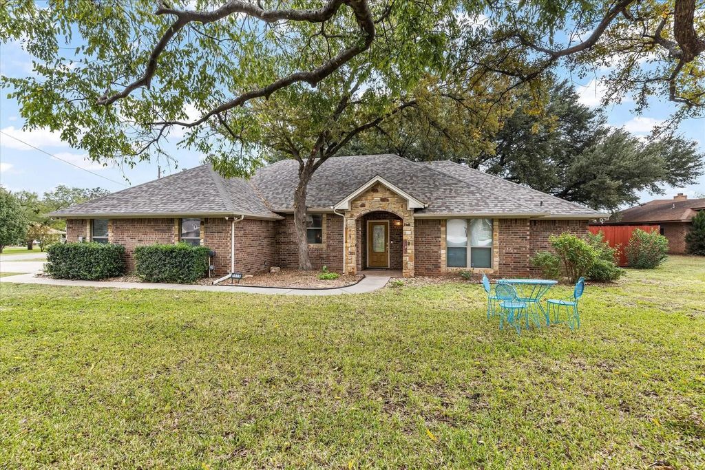1609 Cheyenne Trail, Granbury
