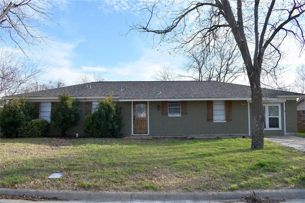 1207 E Fitzgerald Street, Bangs