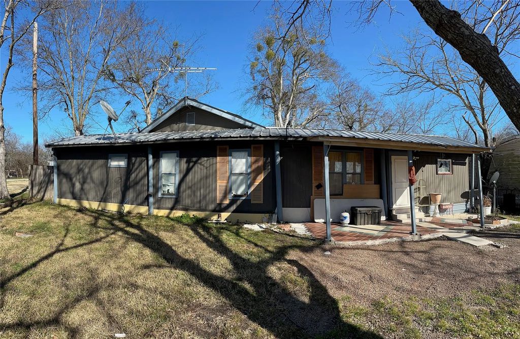 202 Cottonwood Street, Barry