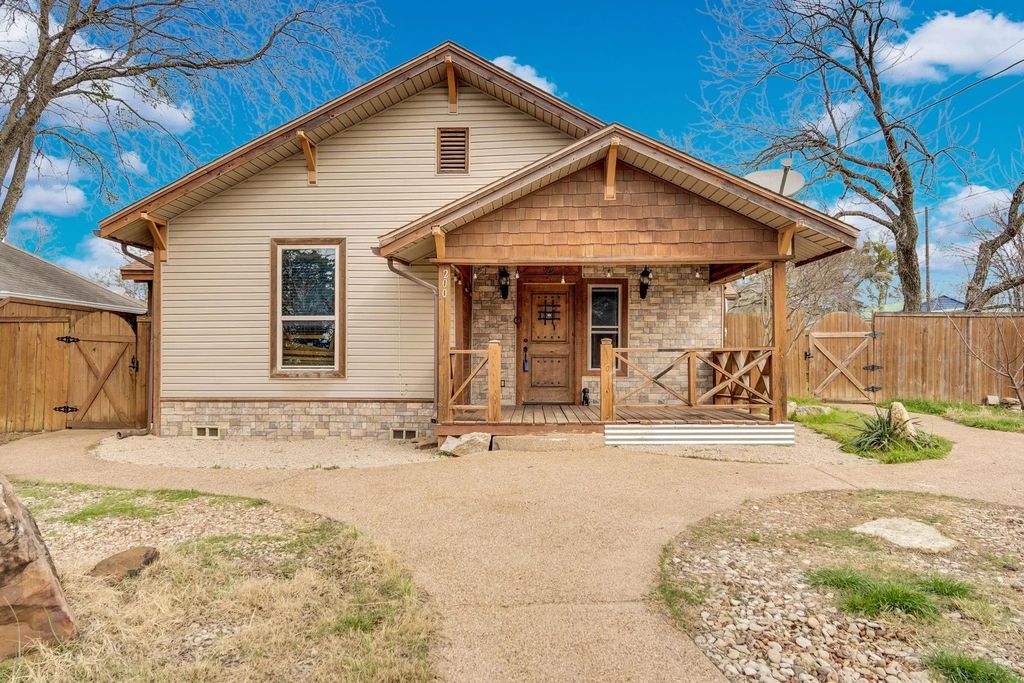 200 W Davis Avenue, Alvarado