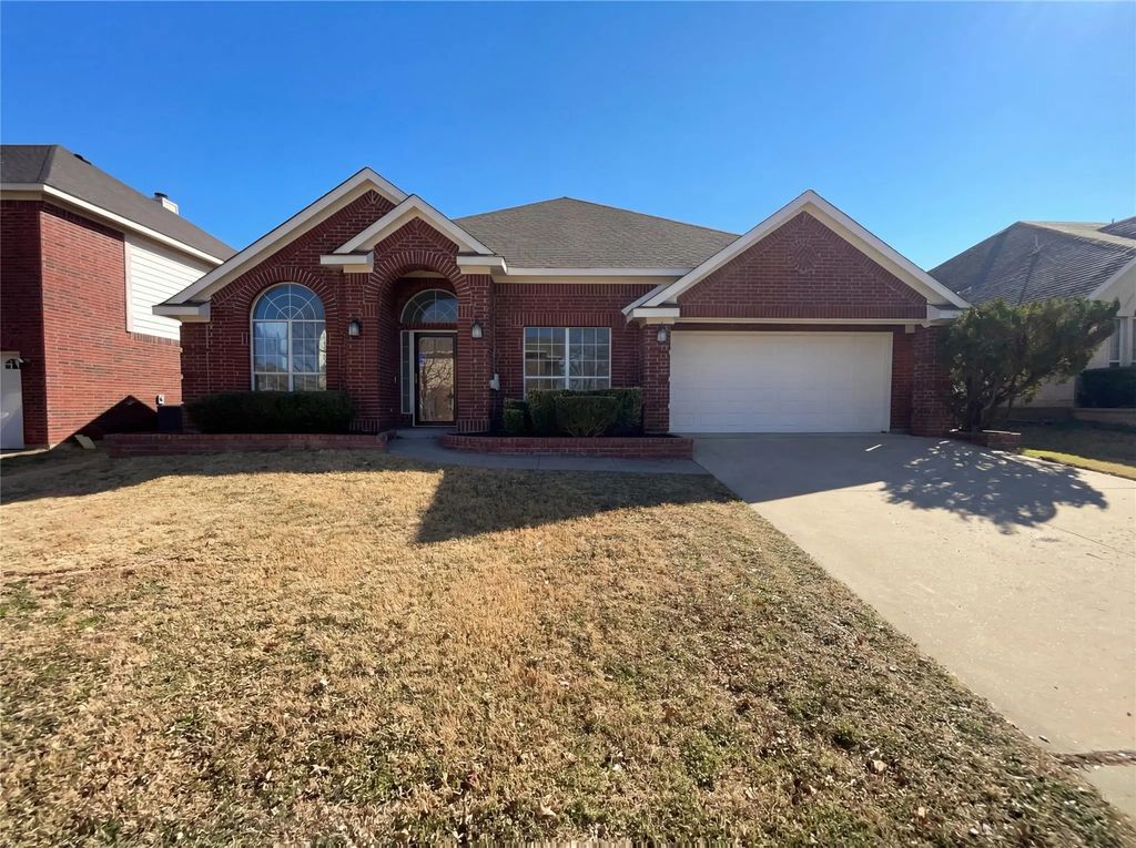 8329 Cedarcrest Lane, Fort Worth