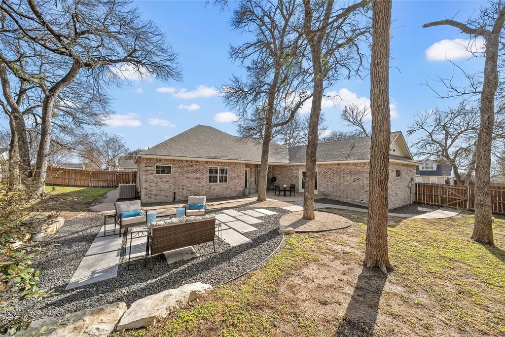 117 Lost Oaks Drive, Waco