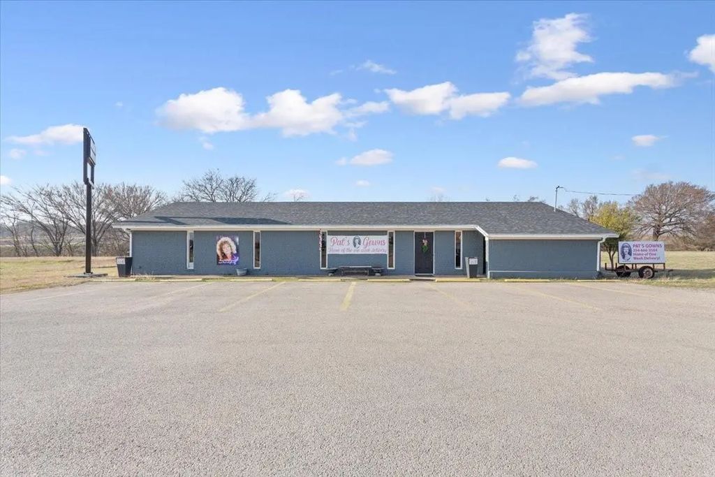 6398 S Ih 35, Hewitt
