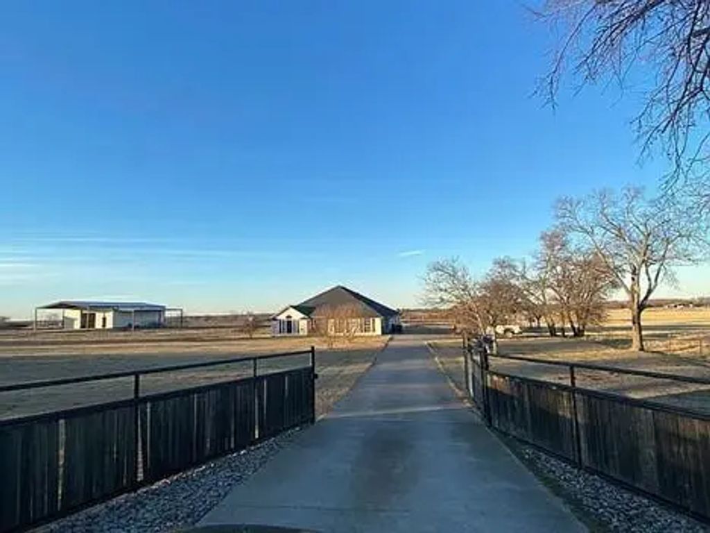 4600 Lone Star Road, Poolville