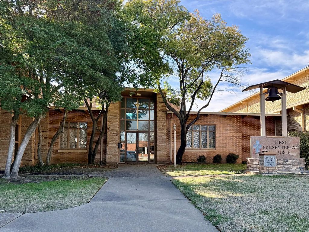 213 N Burnett Avenue, Denison