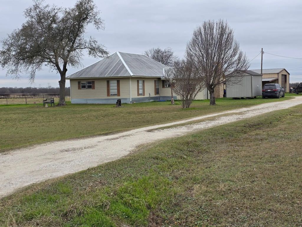 140 County Road 147, Otto