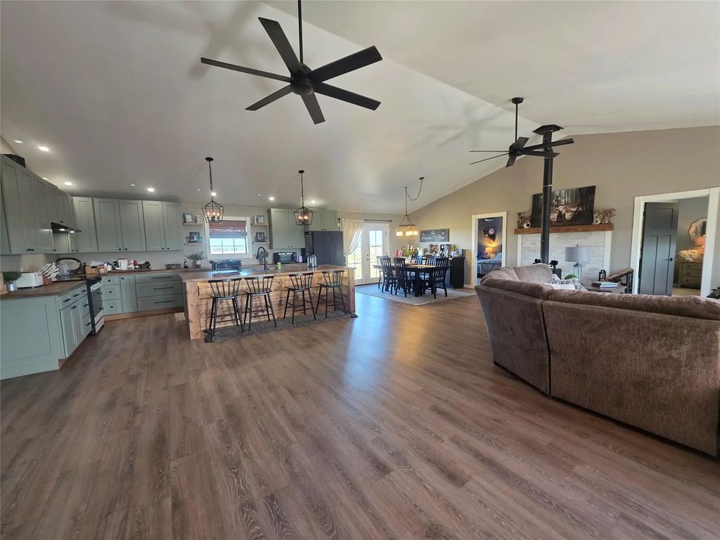 1225 R G Loop, Olney