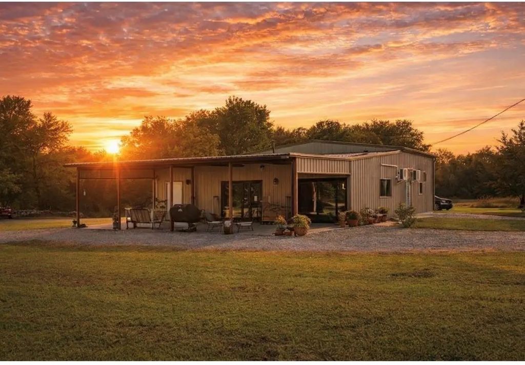 2691 County Road 3335, Ladonia