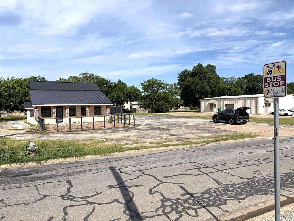 900 N Broughton Street, Sherman