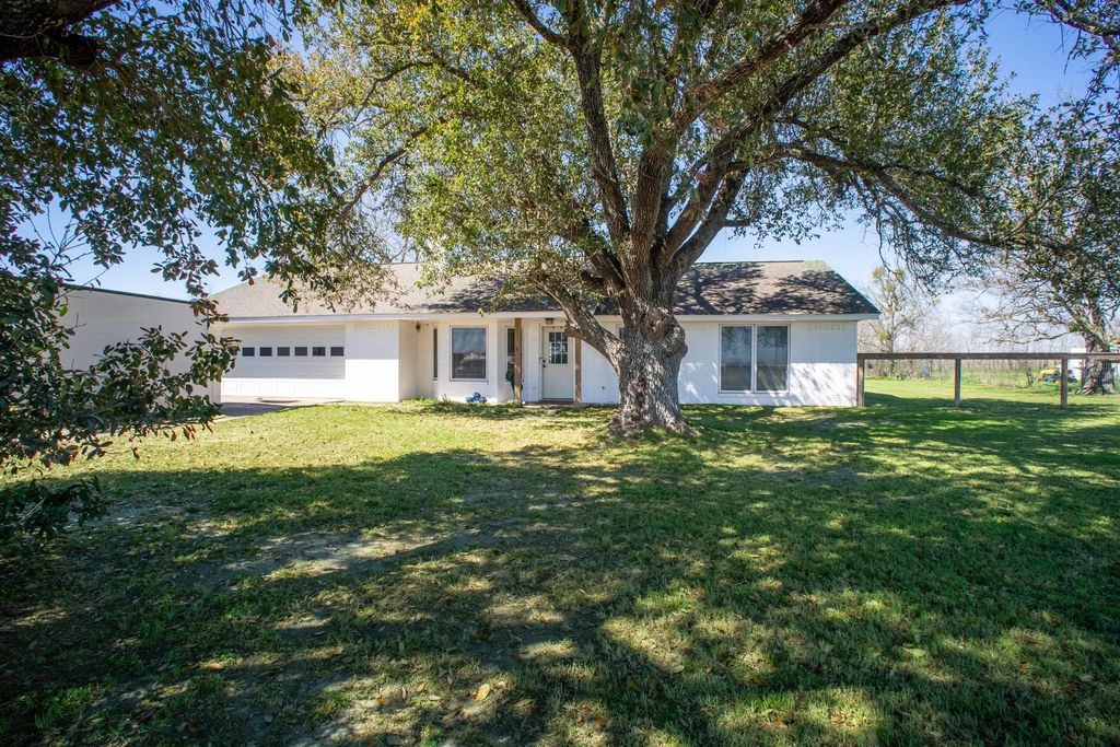 1916 S Hwy 14, Groesbeck