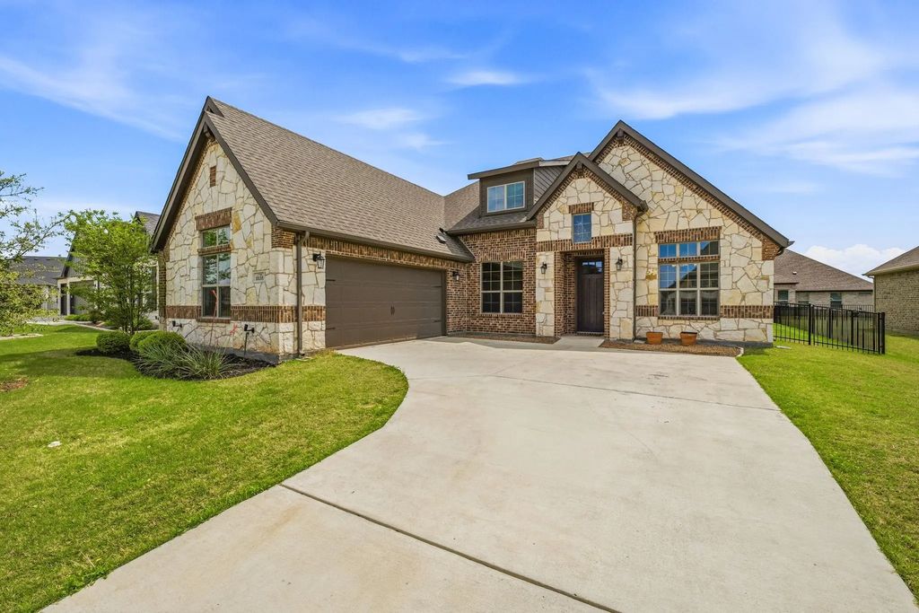 1038 Mickelson Drive, Granbury