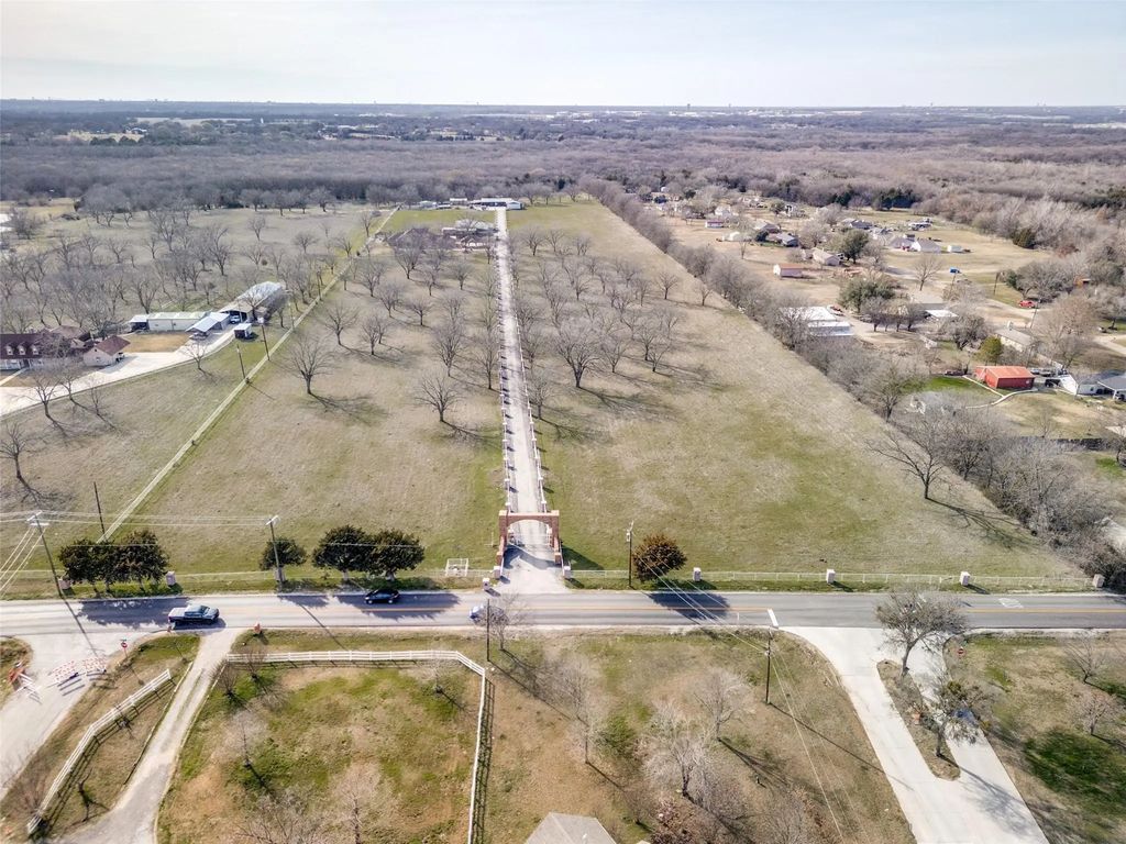 2020 S Bridgefarmer Road, Lowry Crossing