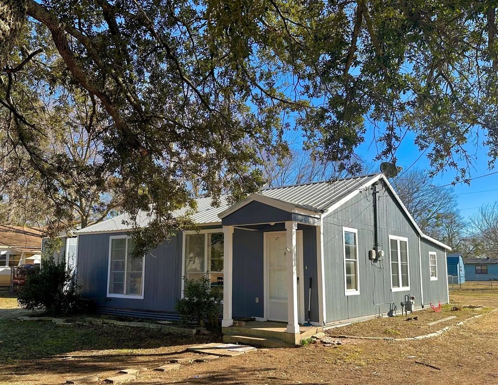 2530 W Elm Street, Denison
